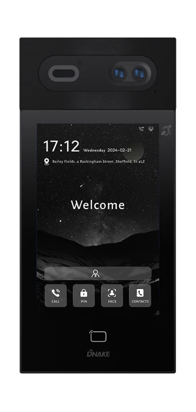 DNAKE の顔認証インターホン S617 の正面。上にカメラ、中央に縦長の画面がある